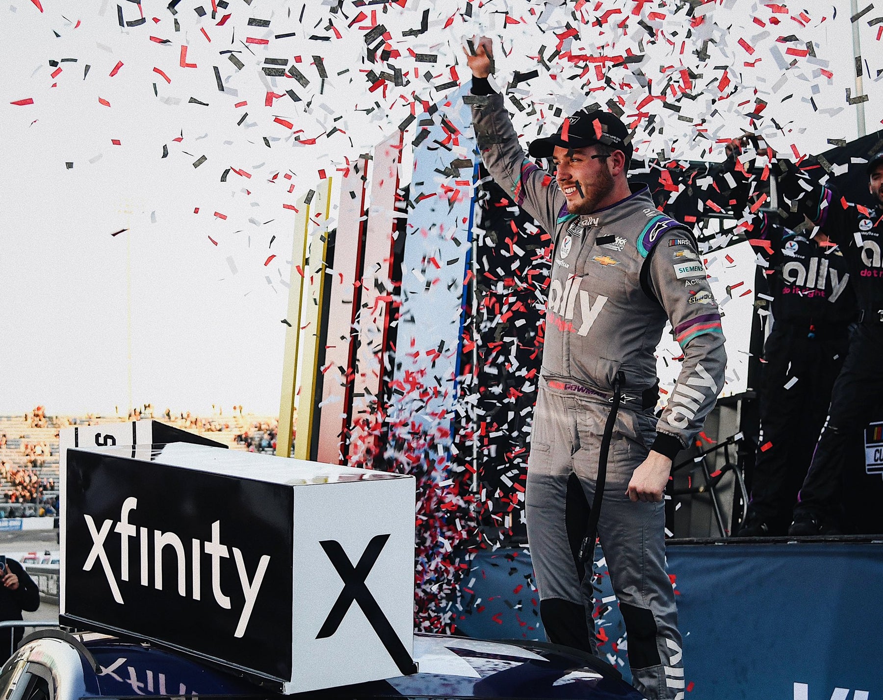 ALEX BOWMAN POWERS TO NASCAR CUP VICTORY AT MARTINSVILLE SPEEDWAY, VIRGINIA