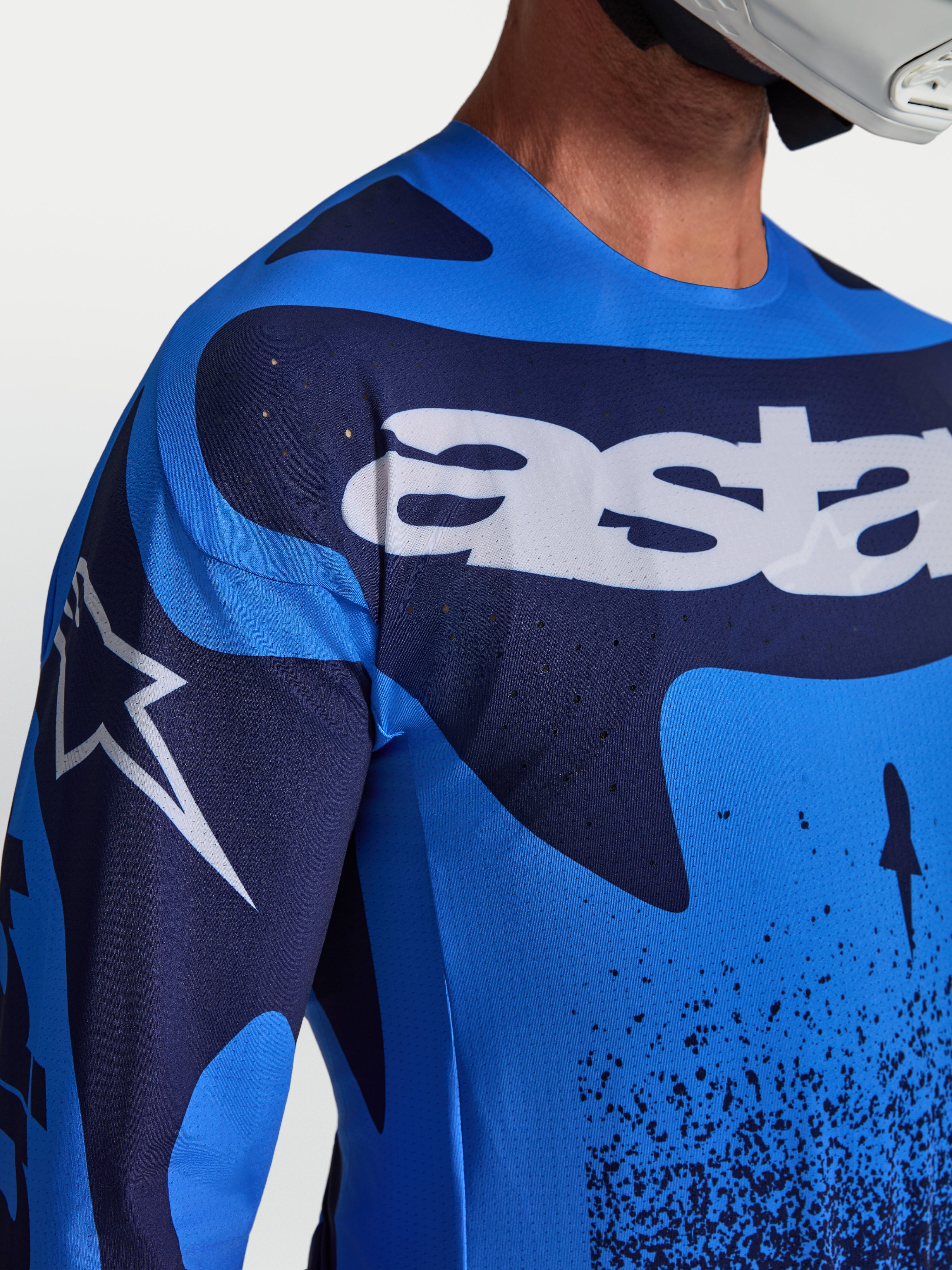 Alpinestars Techstar Swan Jersey, blue and deep blue motocross jersey for men featuring laser-cut ventilation and white logos.