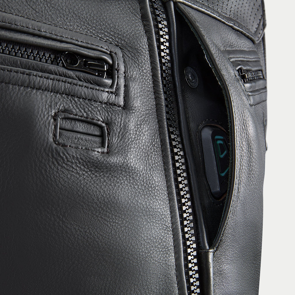 Alpinestars Tech-Air 3 Leather System, Black motorcycle airbag vest, detail of the LED status display and premium leather.