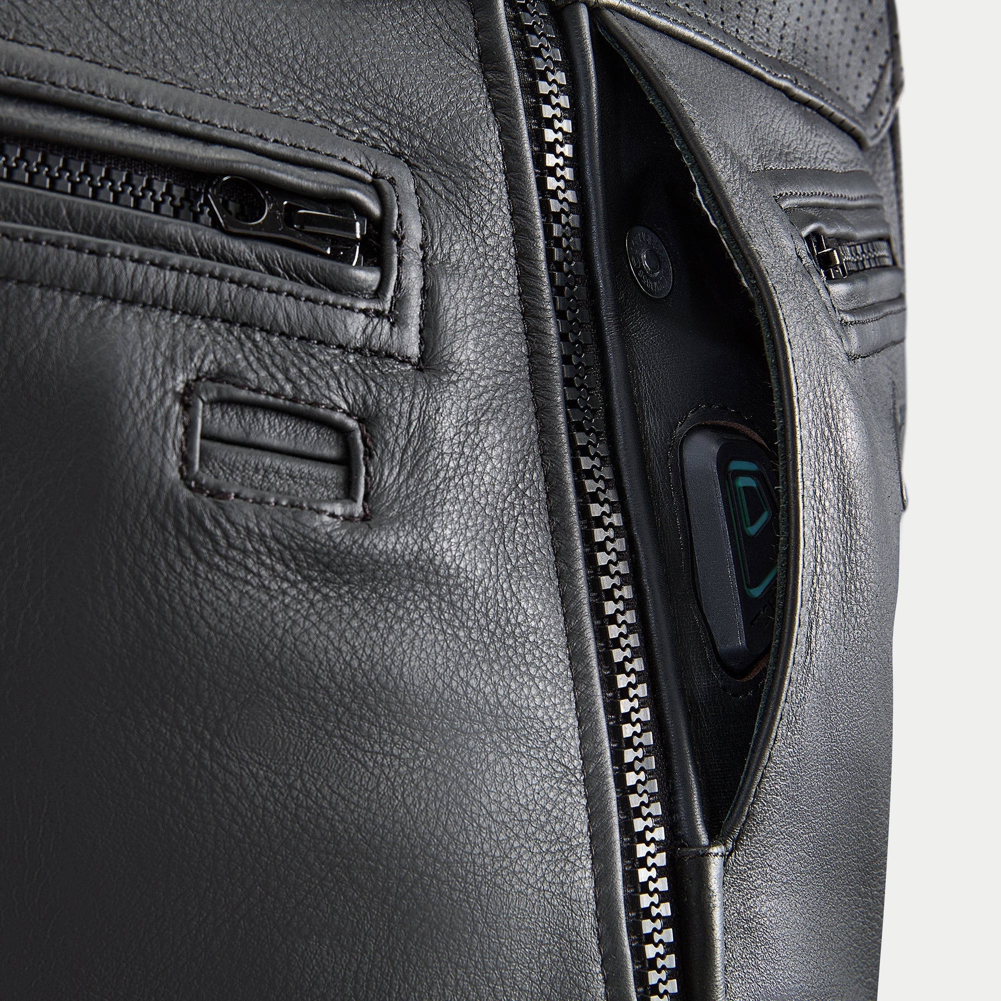 Alpinestars Tech-Air 3 Leather System, Black motorcycle airbag vest, detail of the LED status display and premium leather.